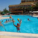 Green Beach Resort גונדוגן
